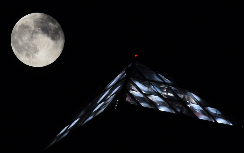 Illustration for article titled Las mejores fotos de la superluna de ayer